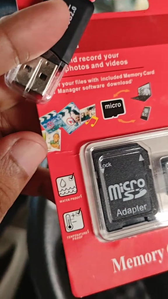 Pembaca kad USB 2.0 hitam berhampiran pek blister merah dengan ikon kalis air dan kalis suhu