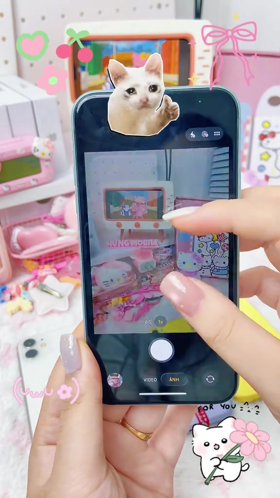 Thử chụp ảnh bằng một chiếc iPhone hàng cũ tại quầy, màn hình hiện khung ngắm camera