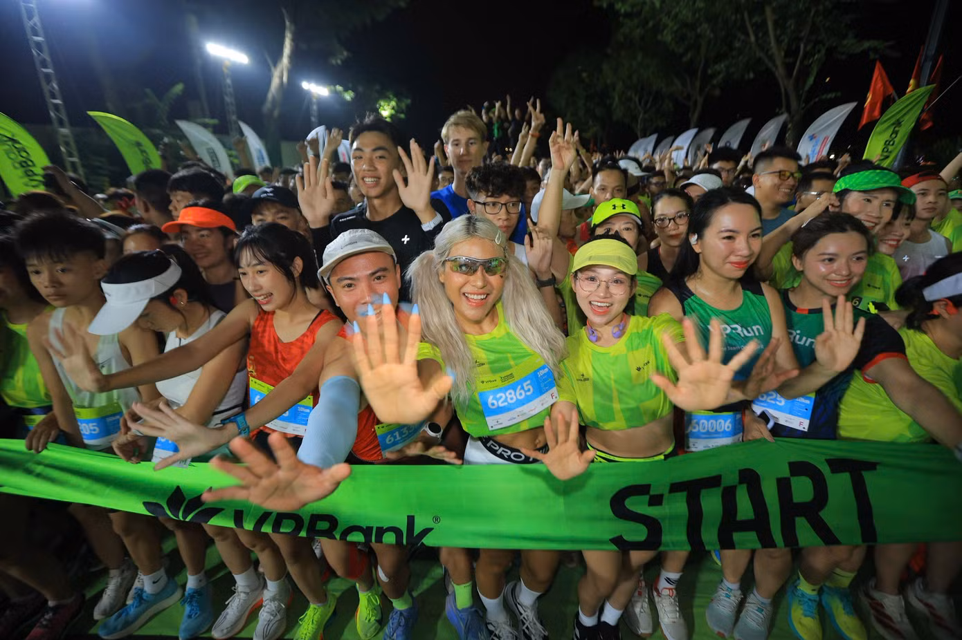 Phạm Thị Hồng Lệ và những bóng hồng tỏa sáng tại VPBank Hanoi Marathon