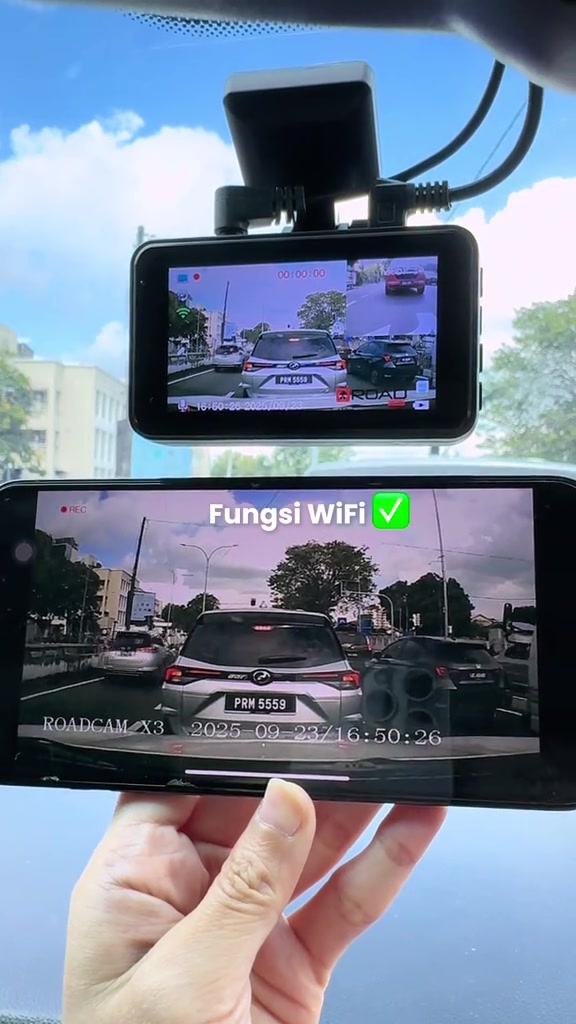 Dashcam Roadcam X3 dipasang pada cermin depan dengan skrin paparan split, di bawahnya telefon pintar menunjukkan rakaman langsung melalui WiFi