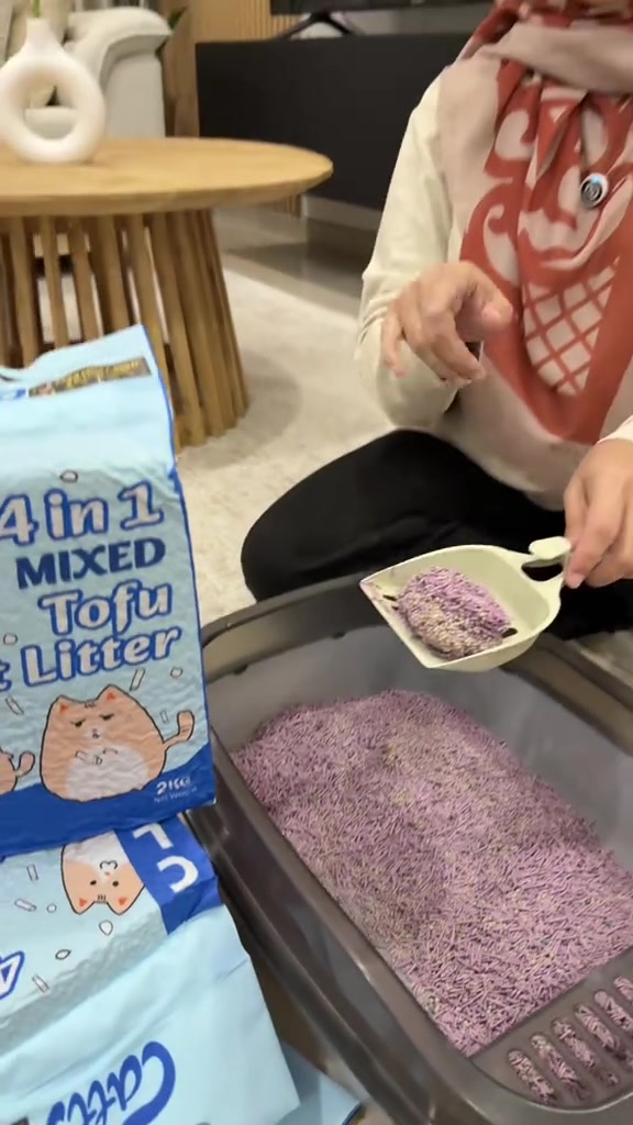 Scoop pasir mengangkat clump bulat ungu campuran 4-in-1 di atas kotak pasir dengan beg 2kg di sebelah