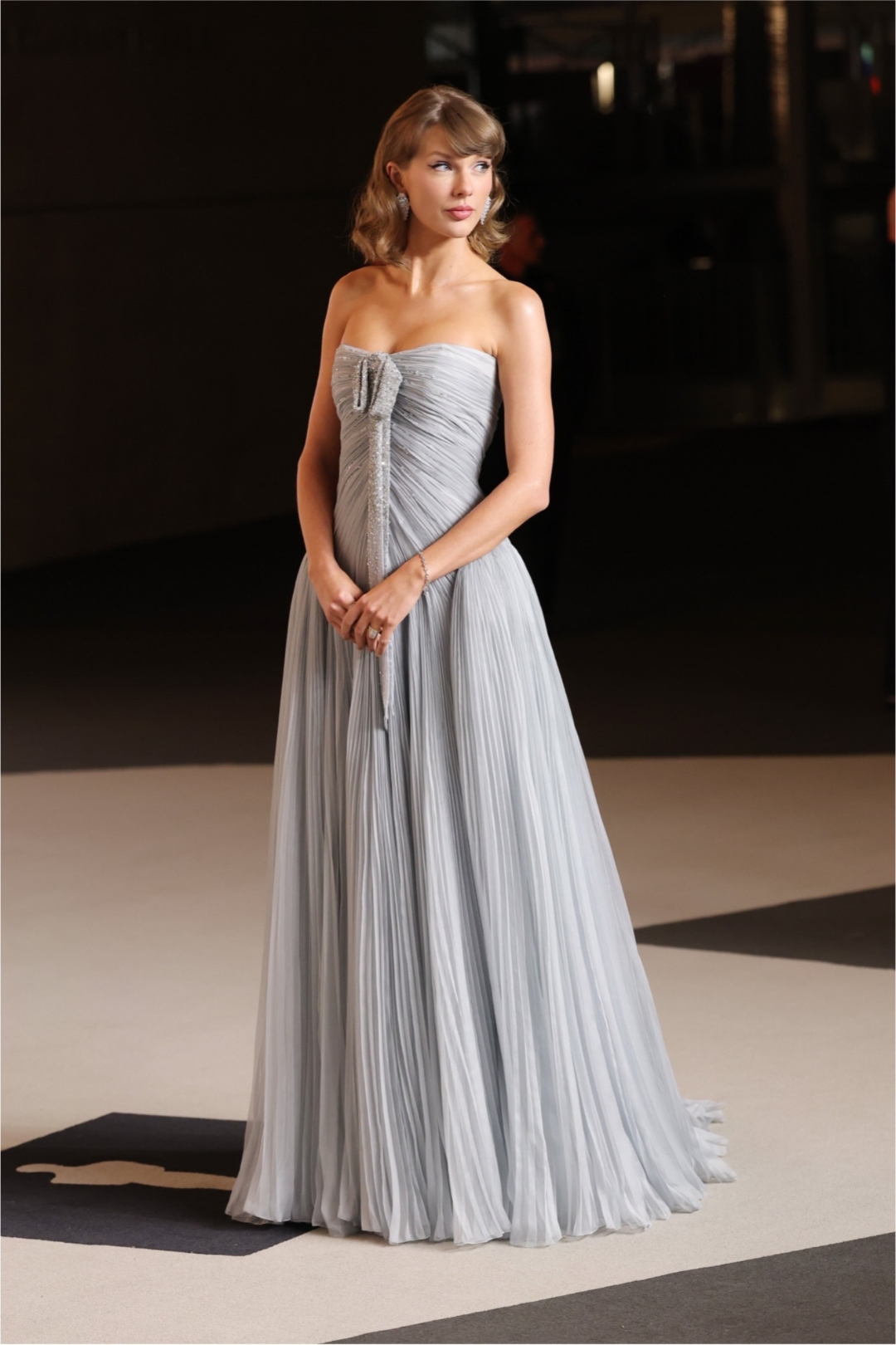 Taylor Swift tỏa sáng trong thiết kế Dior tùy chỉnh tại Academy Museum Gala