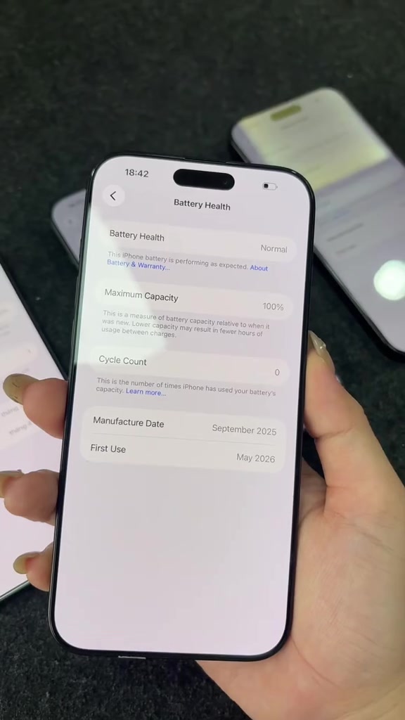 Màn hình Tình trạng pin hiển thị Battery Health Normal, dung lượng tối đa 100% và 0 chu kỳ