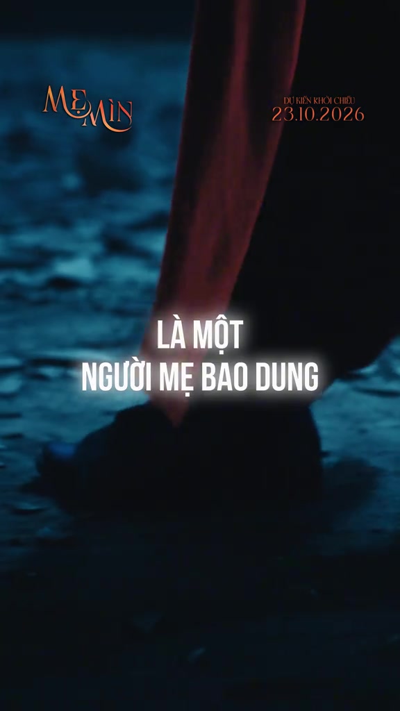 Cận cảnh gấu áo dài màu đỏ và bước chân trên nền đất tối trong teaser phim Mẹ Mìn