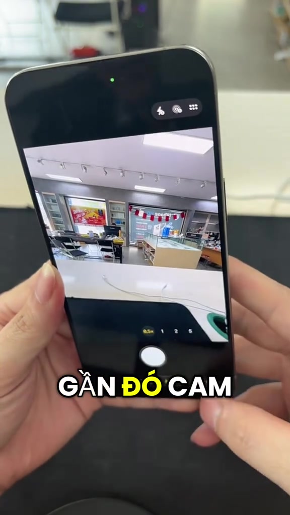 Màn hình iPhone mở ứng dụng camera với dãy tiêu cự 0,5x đến 5x