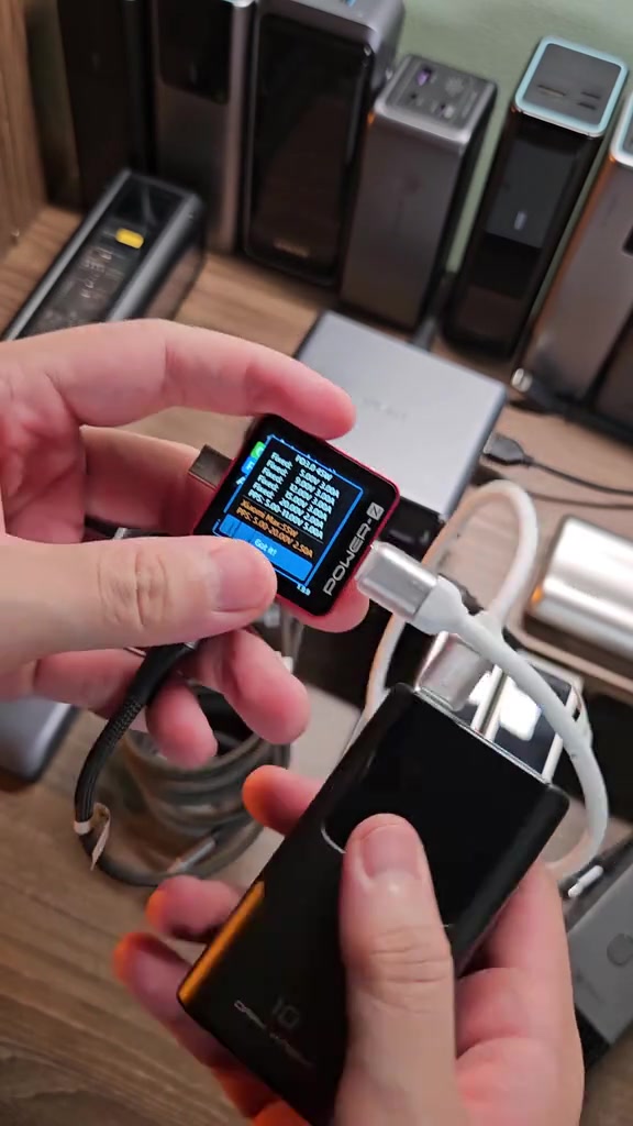 Đồng hồ đo POWER-Z liệt kê các chuẩn sạc nhanh mà CUKTECH 10 mini hỗ trợ trên màn hình màu
