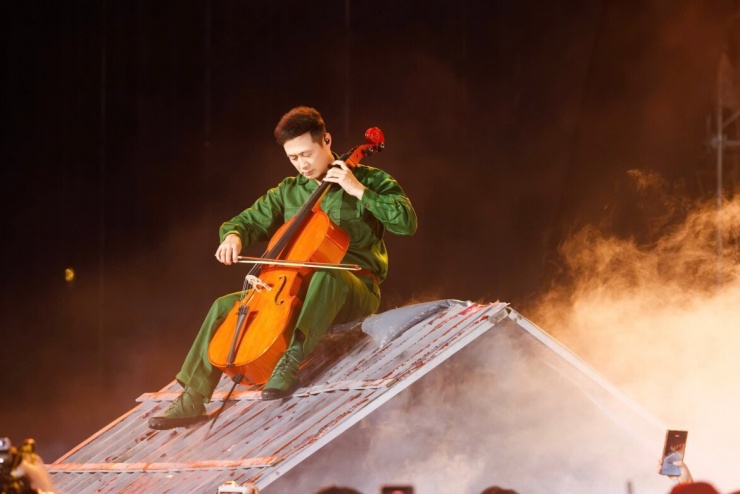 Đu dây trên không, thuyền bay lơ lửng: concert ATVNCG tái định nghĩa sân khấu Việt
