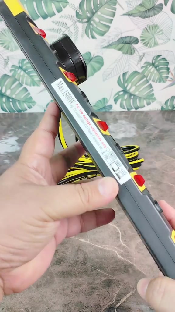 Tangan memegang bar extension hitam dari sisi, label putih pada badan jelas tertulis Max 1500W untuk peralatan watt rendah