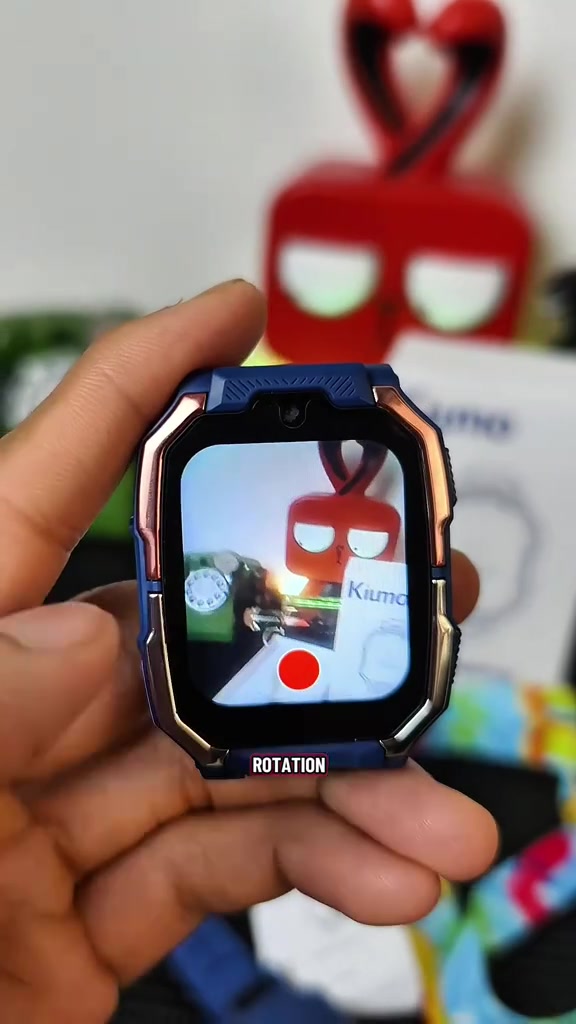 Jam pintar kanak-kanak biru di tangan dengan skrin memaparkan pandangan kamera untuk panggilan video
