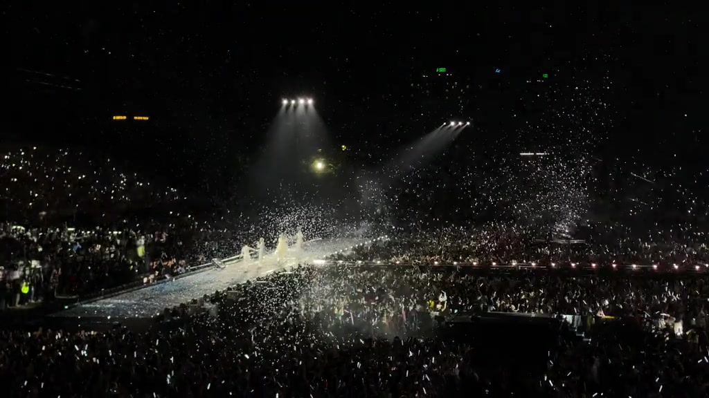 Toàn cảnh sân khấu runway và biển lightstick đêm 2 Tinh Hà Say Hi Concert nhìn từ xa