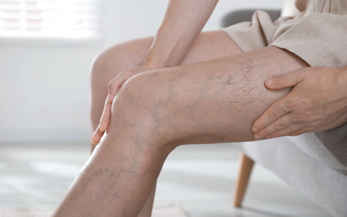 Ngồi quá lâu mỗi ngày: 3–5 phút vận động để bảo vệ ruột và mạch máu