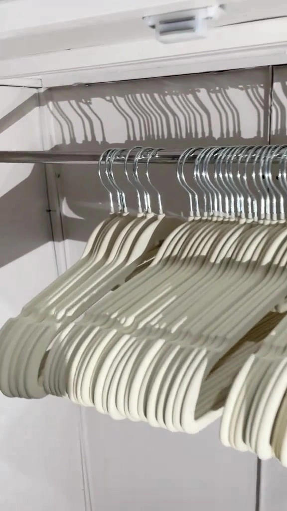 Hanger Baju Rumah Sewa: Plastik Tebal, Velvet, Stainless, Lipat Berklip & Hanger Seluar — Harga Sebatang Dari RM0.31