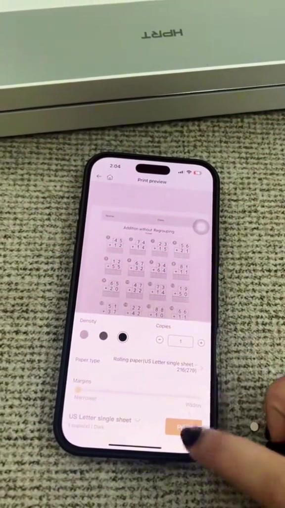Printer thermal HPRT dan skrin telefon pintar memaparkan pratonton cetak latihan matematik