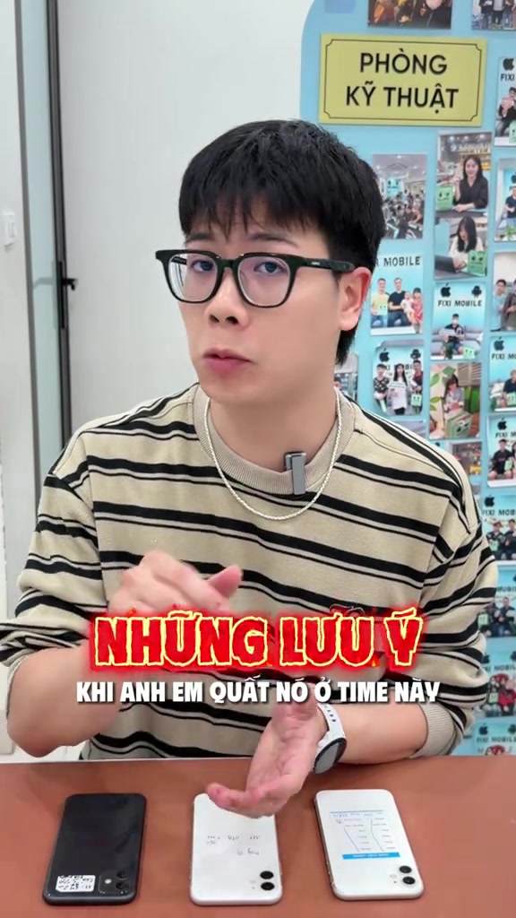 Quầy tư vấn máy cũ với ba chiếc iPhone đặt trên bàn, phía sau là biển phòng kỹ thuật
