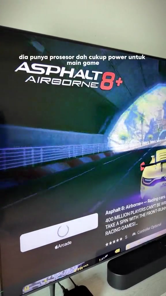 Skrin TV memaparkan permainan Apple Arcade Asphalt 8 dimainkan melalui Apple TV