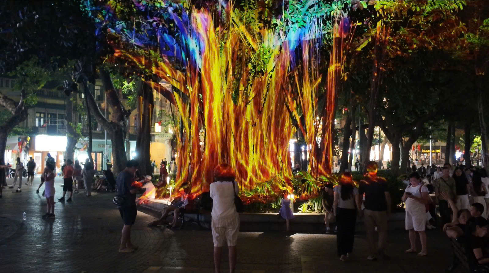 Bắt trọn ánh sáng Hà Nội: chụp pháo hoa và 3D mapping
