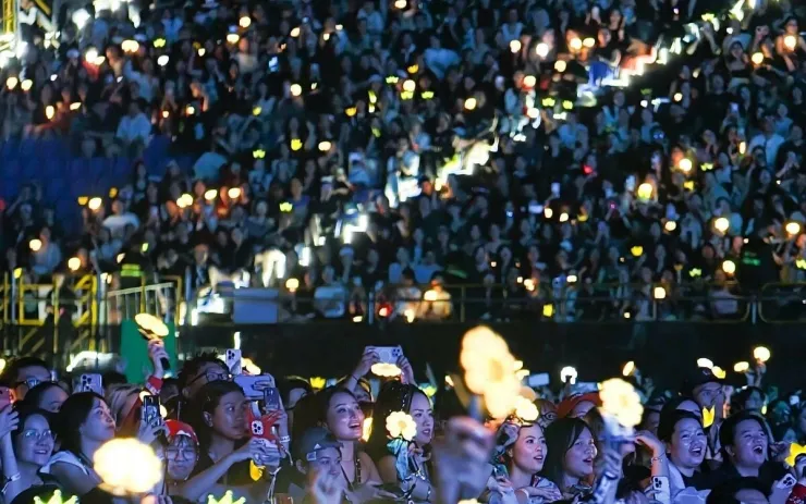 Vì sao fan Việt sẵn sàng chi hàng chục triệu cho concert K-pop?