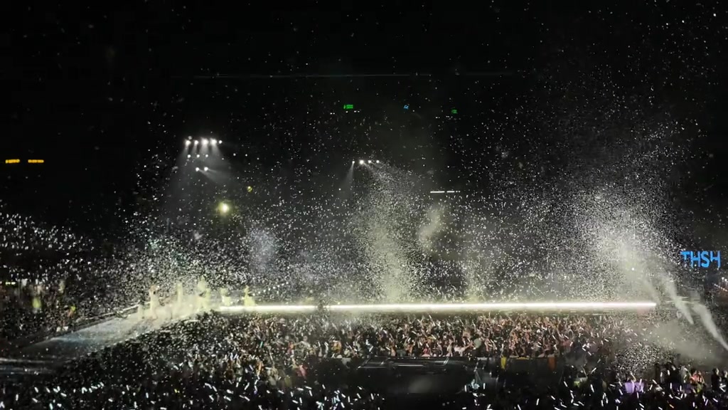 Pháo confetti phun trắng khán đài đêm 2 Tinh Hà Say Hi Concert, hàng nghìn lightstick lấp lánh