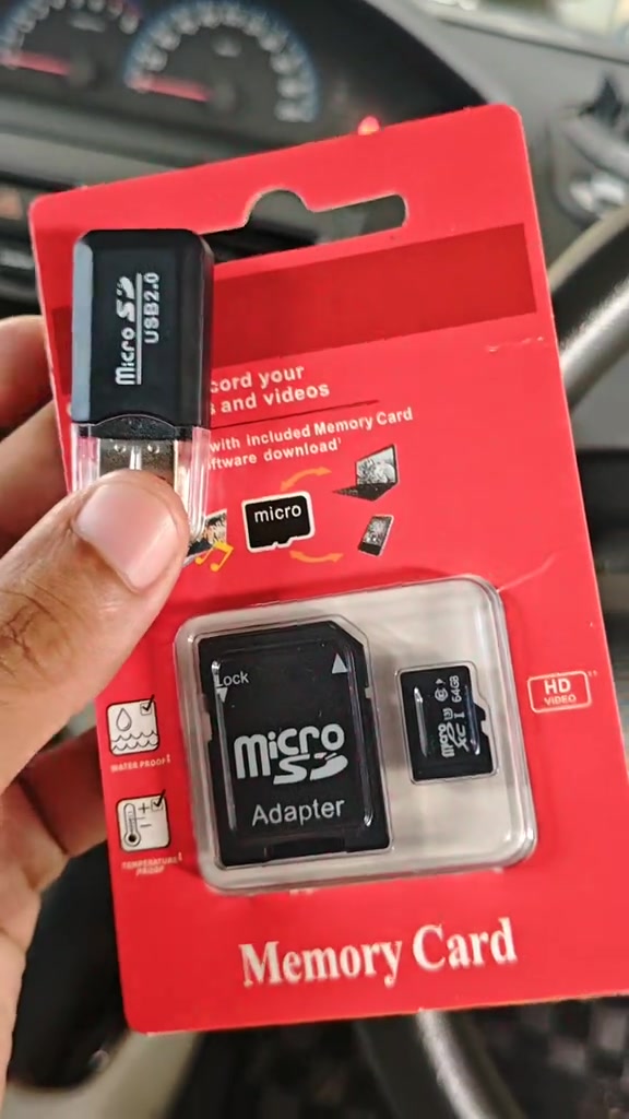 Pek blister merah tanpa jenama dipegang bersama pembaca kad USB 2.0 percuma; label kad tertulis 64GB