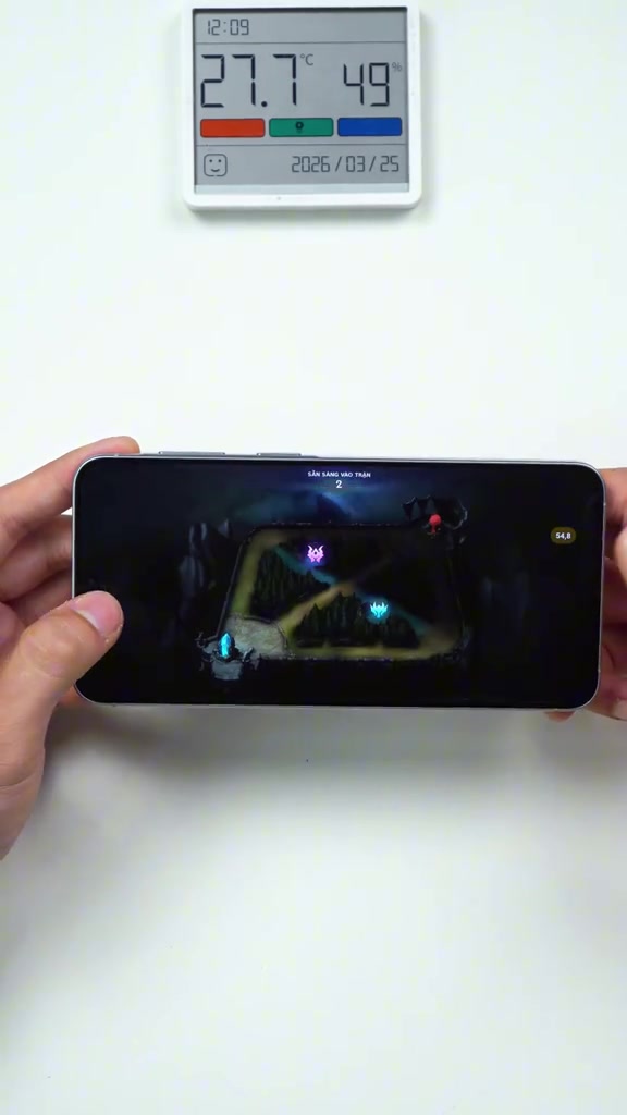 Galaxy A57 cầm ngang đang chạy một trận game MOBA, góc màn hình hiện bộ đếm khung hình