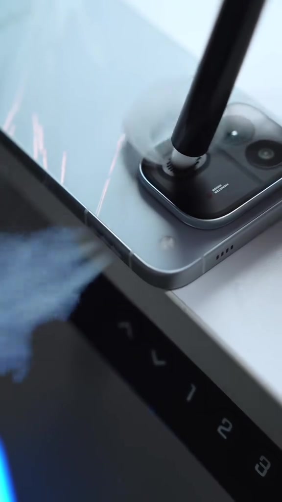 Luồng khói thử đi qua khe quạt trên cụm camera và thổi ra khe viền kim loại của iQOO Neo 12