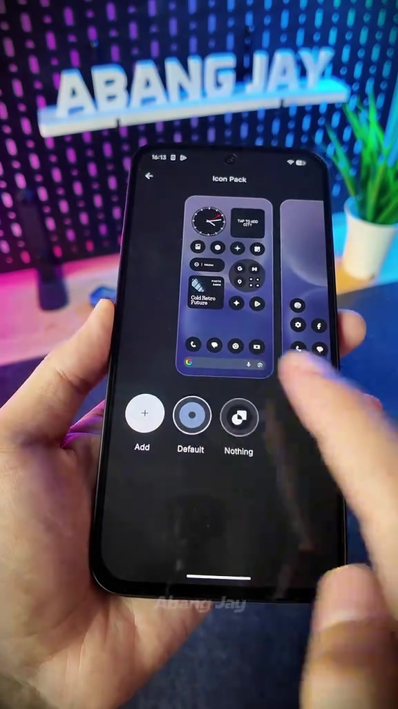 Skrin Nothing Phone (4b) memaparkan menu Icon Pack dalam Nothing OS dengan pilihan Add, Default dan Nothing
