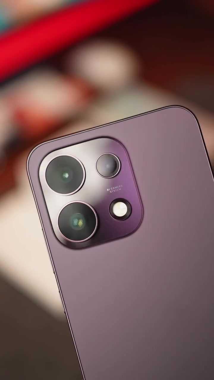 Tutupan dekat modul kamera belakang OPPO Reno16 F 5G warna ungu dengan tiga lensa dan lampu flash