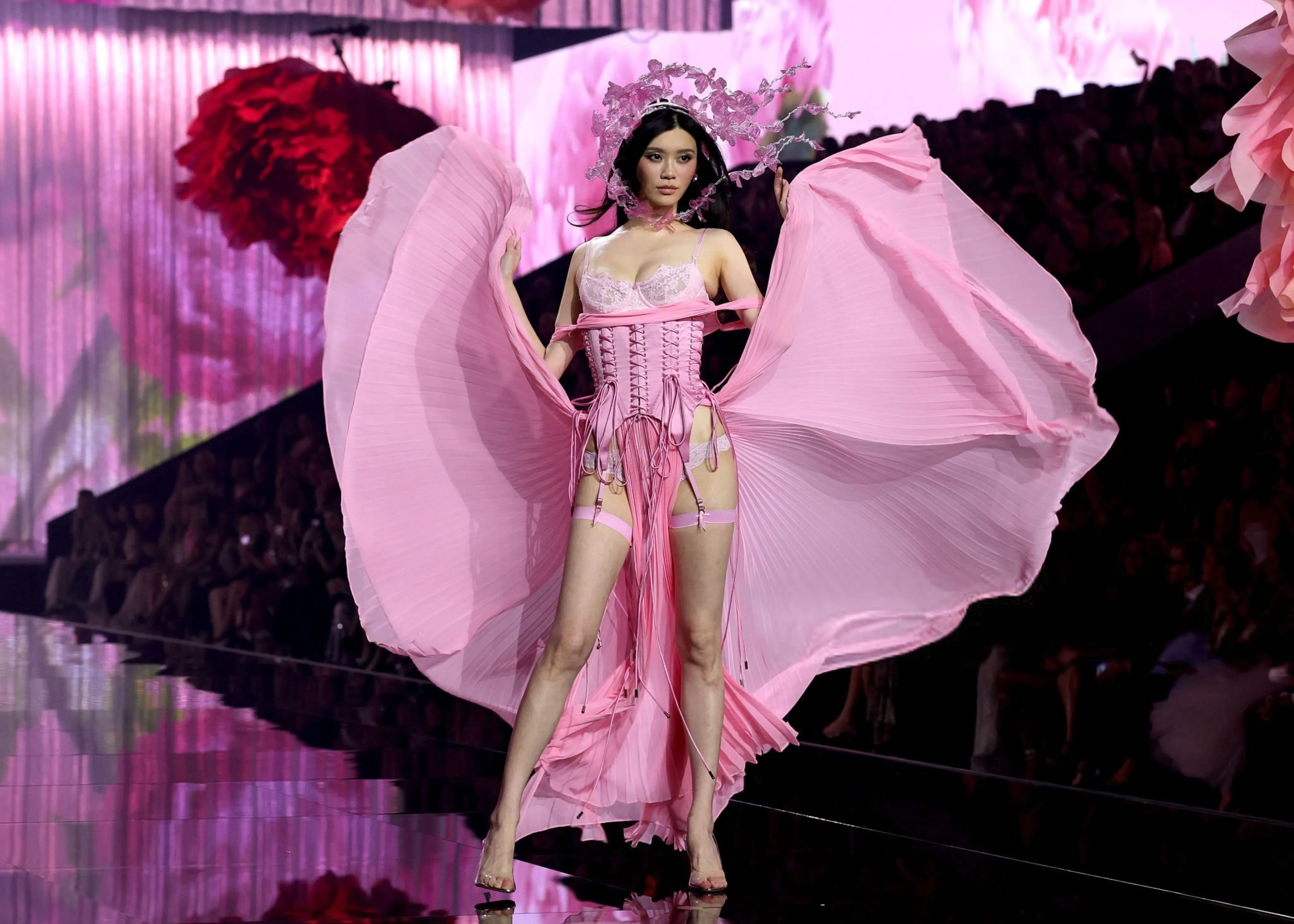 Hề Mộng Dao tái xuất Victoria's Secret: nữ thần trở lại