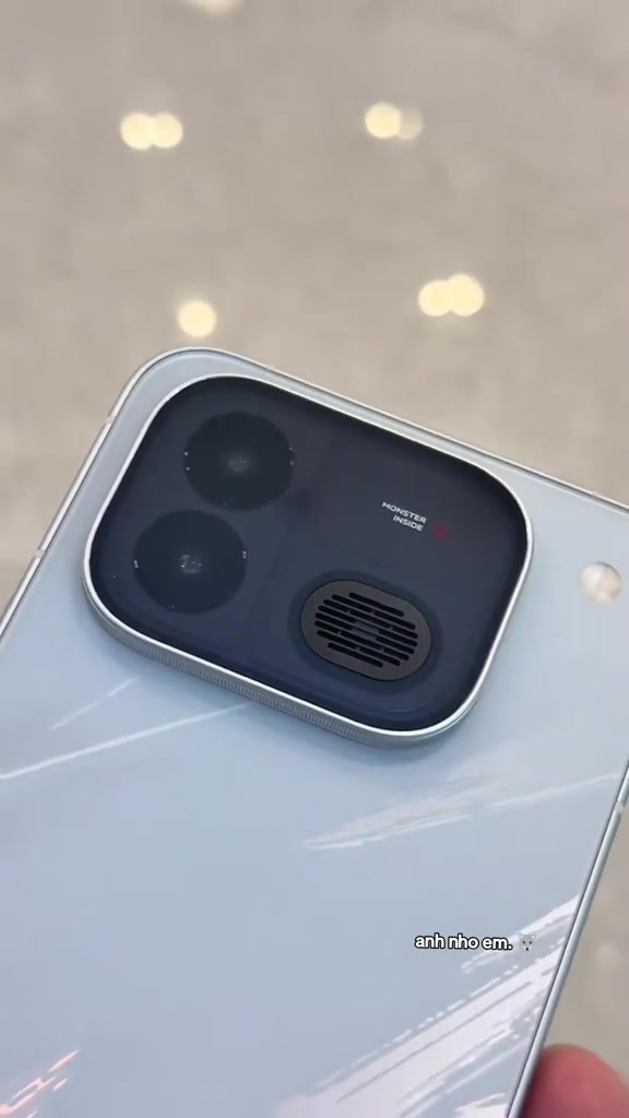 Cận cảnh cụm camera iQOO Neo 12 với hai ống kính và lưới quạt tản nhiệt nằm chung mâm, có dòng chữ Monster Inside