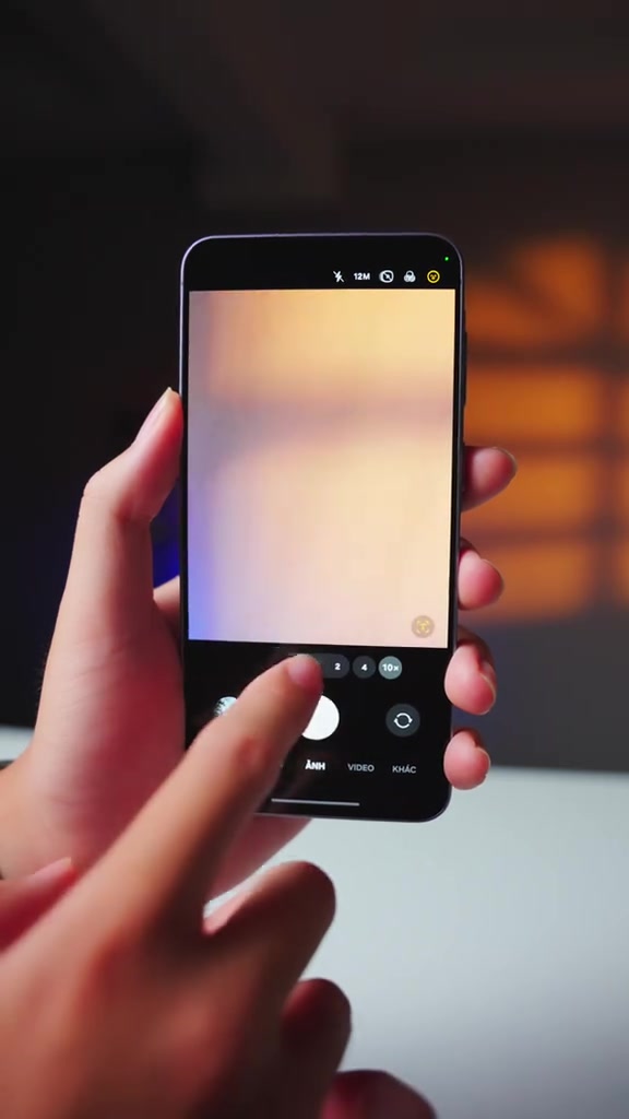 Giao diện camera của Galaxy A57 với dãy nút zoom 2x, 4x, 10x trên màn hình