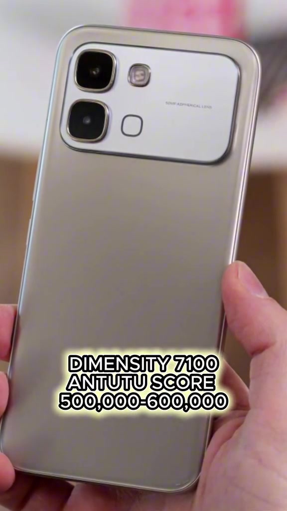 Belakang telefon warna champagne dengan modul dua kamera besar dan kapsyen Dimensity 7100, dipegang di kaunter kedai