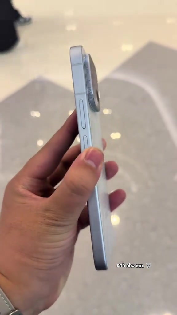 Cạnh viền kim loại phẳng của iQOO Neo 12 với phím nguồn và phím âm lượng, cửa thoát gió nằm trên khung
