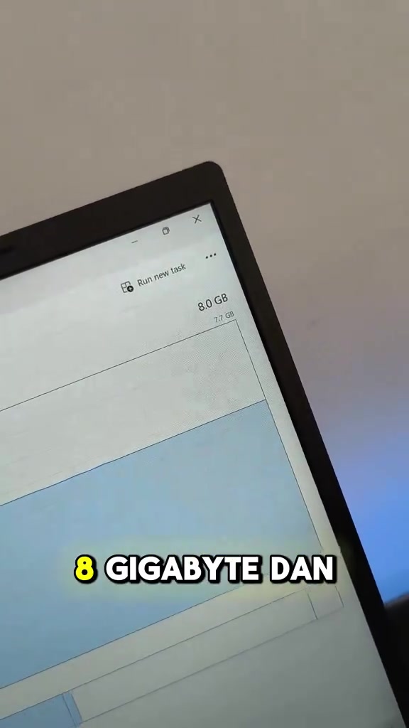 Skrin Task Manager Windows memaparkan jumlah RAM 8.0 GB pada sebuah laptop