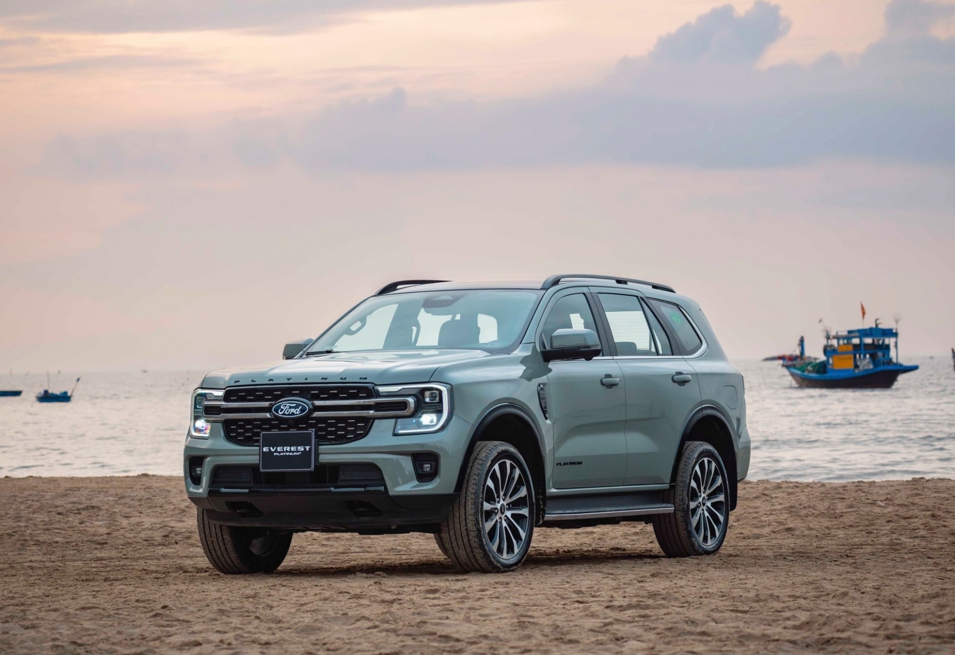 Ford Everest thống trị phân khúc SUV 7 chỗ khung gầm rời