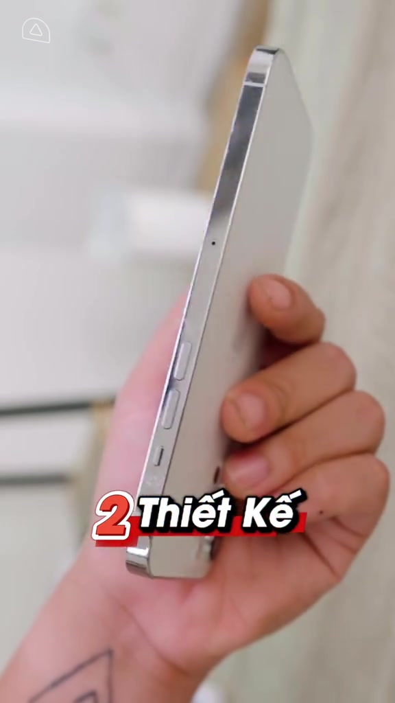 Cạnh viền thép phẳng của iPhone 12 Pro Max cầm trên tay, thấy rõ nút nguồn và nút âm lượng