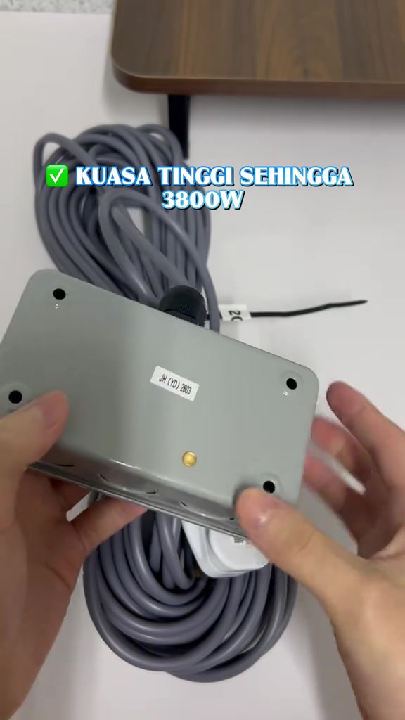 Bahagian bawah kotak soket besi kelabu dipegang dua tangan dengan gulungan wayar kelabu di latar, kapsyen pada bingkai menyebut kuasa tinggi sehingga 3800W