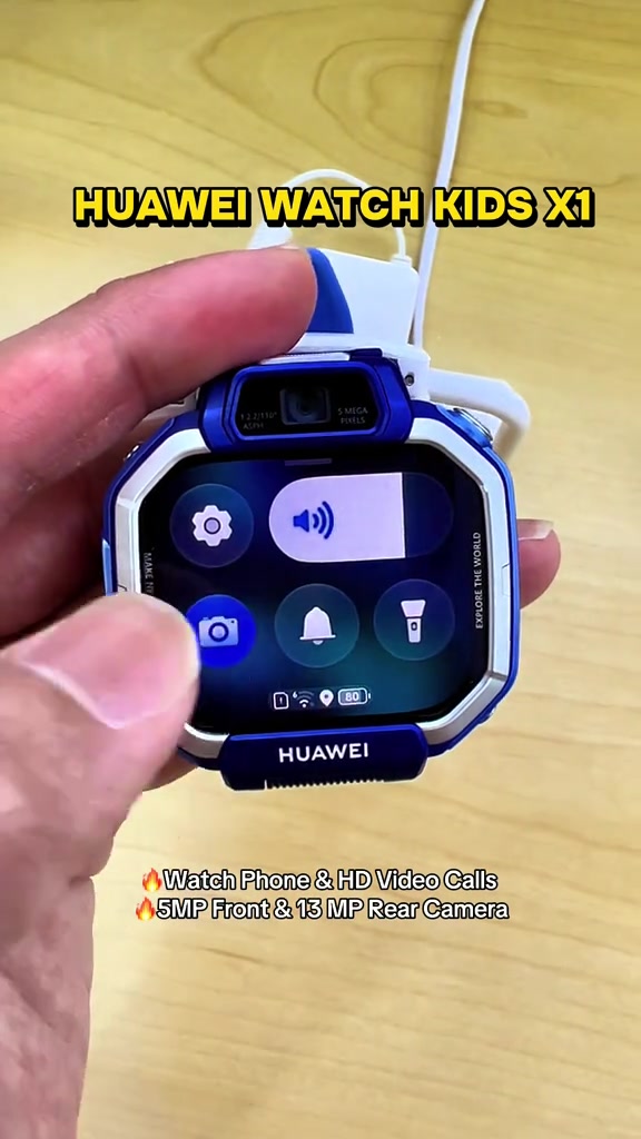 Skrin HUAWEI Watch Kids X1 memaparkan ikon tetapan, kamera, loceng dan lampu suluh