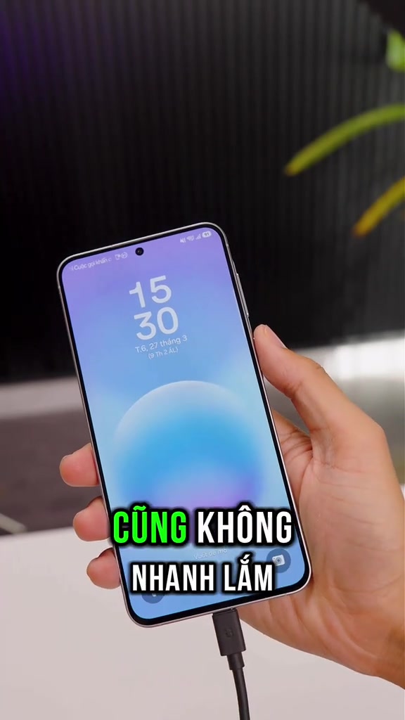 Galaxy A57 đang cắm cáp sạc, màn hình khóa hiện giờ