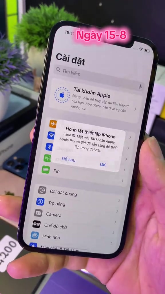 Màn hình iPhone hiển thị trang Cài đặt với hộp thoại hoàn tất thiết lập nhắc Tài khoản Apple, Face ID, mật mã và Apple Pay