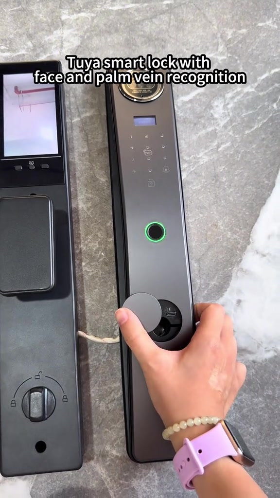 Dua badan smart lock di atas meja: panel dalam dengan skrin dan tombol manual, panel luar dengan pengimbas cap jari dan penutup port kecemasan terdedah