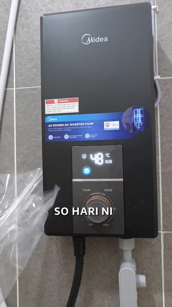 Panel depan water heater Midea dengan paparan digital 48 darjah Celsius, butang PUMP dan MODE serta tombol suhu