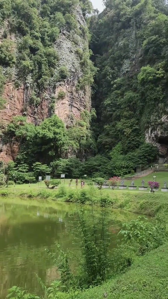 Contoh gambar landskap tasik dan tebing batu diambil dengan Xiaomi 17T Pro