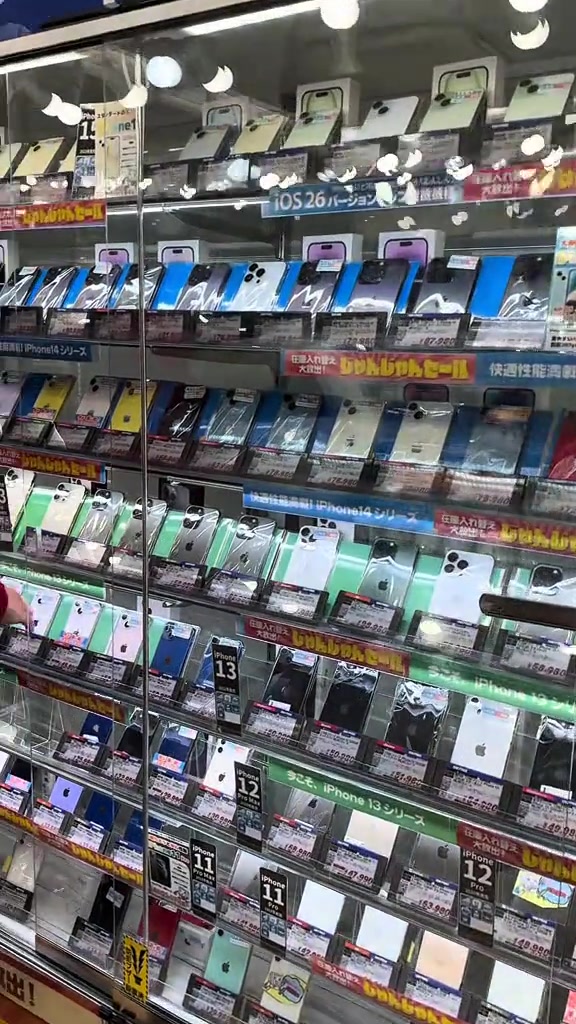 Rak pameran iPhone dengan tag harga yen di kedai elektronik Akihabara, Tokyo