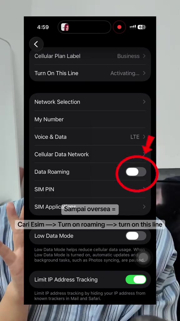 Skrin tetapan Cellular pada iPhone dengan senarai line, togol Data Roaming dibulatkan merah dan pilihan rangkaian data