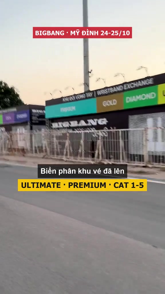 Dãy biển khu đổi vòng tay concert BIGBANG tại Mỹ Đình với các mảng màu PREMIUM, GOLD, DIAMOND dựng sau hàng rào sắt, chiều 19/10