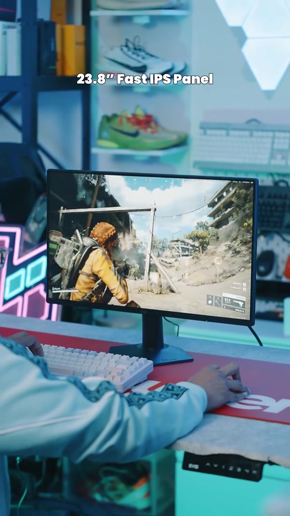 Monitor AOC 24G50Z di atas meja dengan permainan FPS pada skrin dan keterangan 23.8 inci Fast IPS Panel