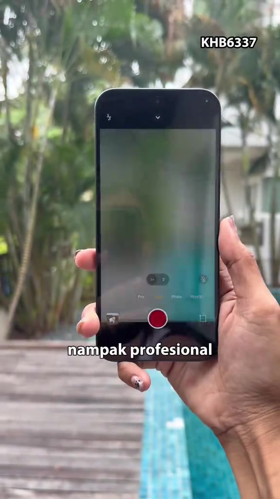 Sebuah telefon pintar dipegang menunjukkan aplikasi kamera, contoh peranti komunikasi yang perlu perakuan bila dijual di Malaysia