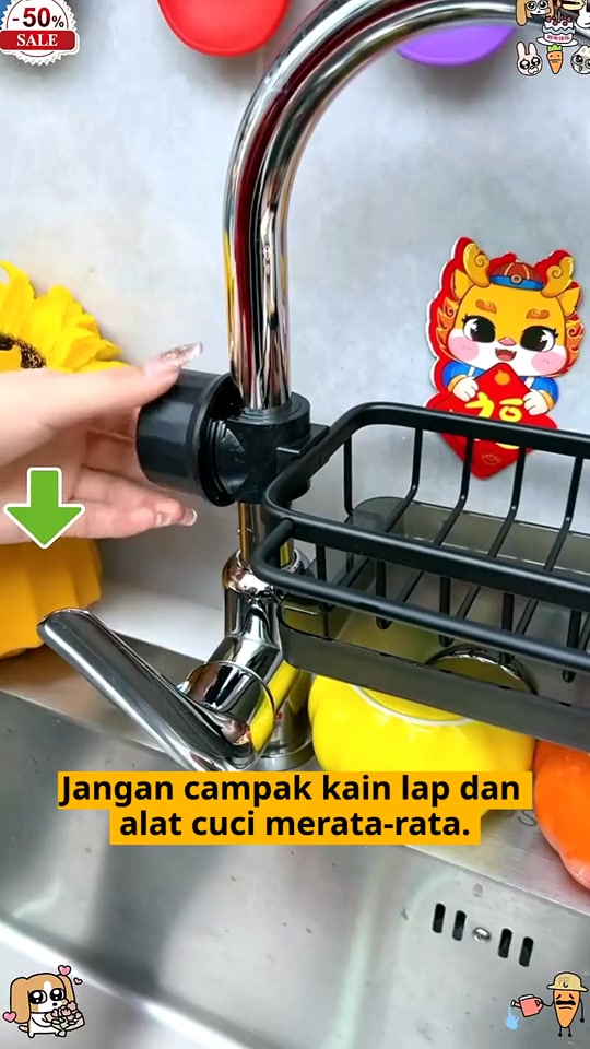 Tangan mengetatkan klip rak bakul hitam pada batang paip sinki