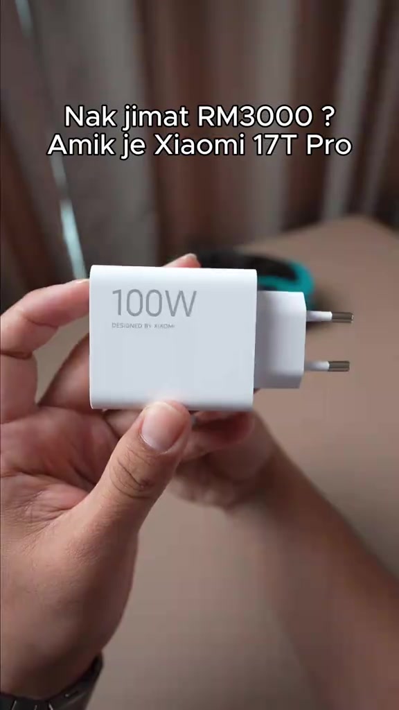 Pengecas putih 100W Xiaomi dipegang di tangan, aksesori yang tiada dalam kotak rasmi