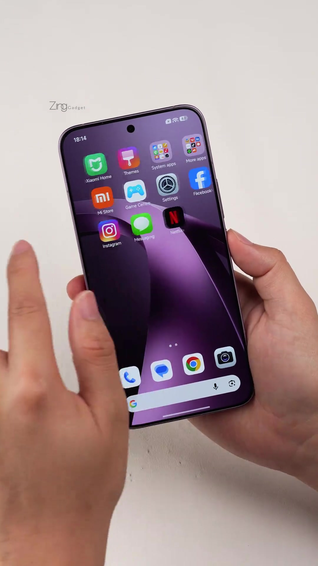 Xiaomi 17T Pro warna ungu dipegang dua tangan menunjukkan skrin utama dengan deretan aplikasi